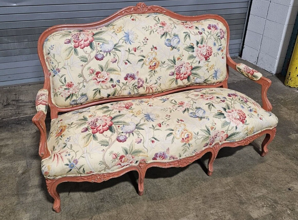 Sofá francés estilo Luis XV tallado marco pintado rojo tela floral chintz Foto 3 de 4