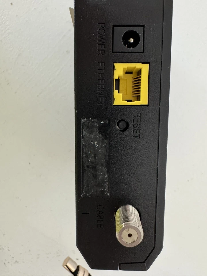 Cisco DPC3825 10 Mbps 4-Port Gigabit Wireless N Router  - Image 3 of 4