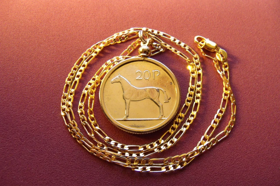 Colgante moneda caballo pony irlandés 1994 en cadena Figaro de 2,4 mm llena de oro de 18 quilates de 24" Foto 2 de 3