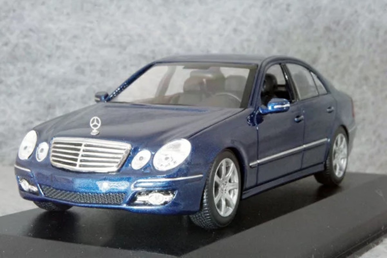 Miniature Mercedes Classe E W211 de collection 2006 Maxichamps en métal injecté 1:43