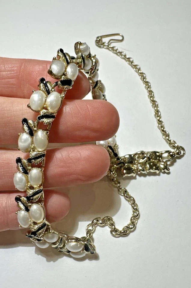 Винтажный Coro белый жемчуг овальная кабина золотой тонны листья черная эмаль ожерелье DC2 - Изображение 2 из 4