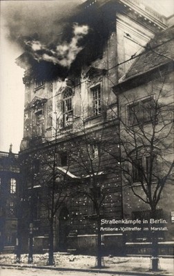 Ak Straßenkämpfe in Berlin, Artillerie-Volltreffer am Marstall - 11201036