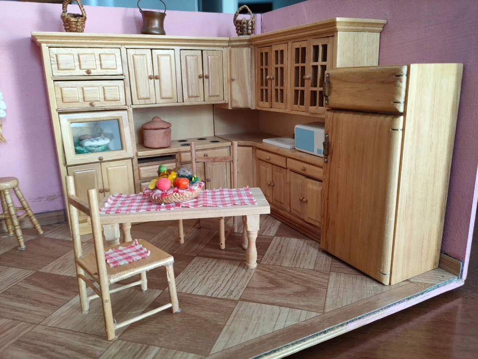 DOLLS HOUSE KITCHEN - CASA DELLE BAMBOLE AMBIENTE CUCINA FATTO A MANO - Immagine 2 di 4
