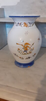 Keramikvase mit einfacher Dekoration