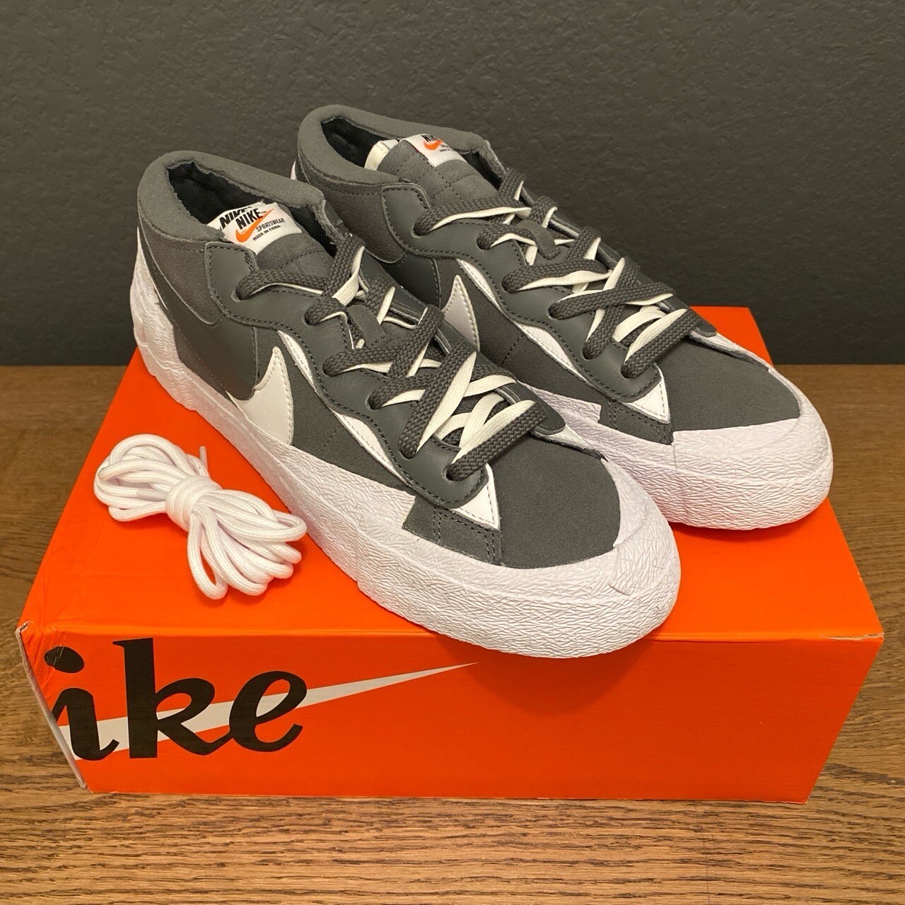 SACAI X NIKE Sneaker Nike Blazer Low x Sacai grigio ferro bianche DD1877 taglia 11 5 DEADSTOCK