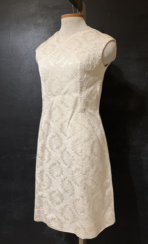 VINTAGE 60s SHIFT 70s BEIGE WHITE FLORAL DAMASK DRESS MOD SCOOTER SLEEVELESS - Picture 13 of 15