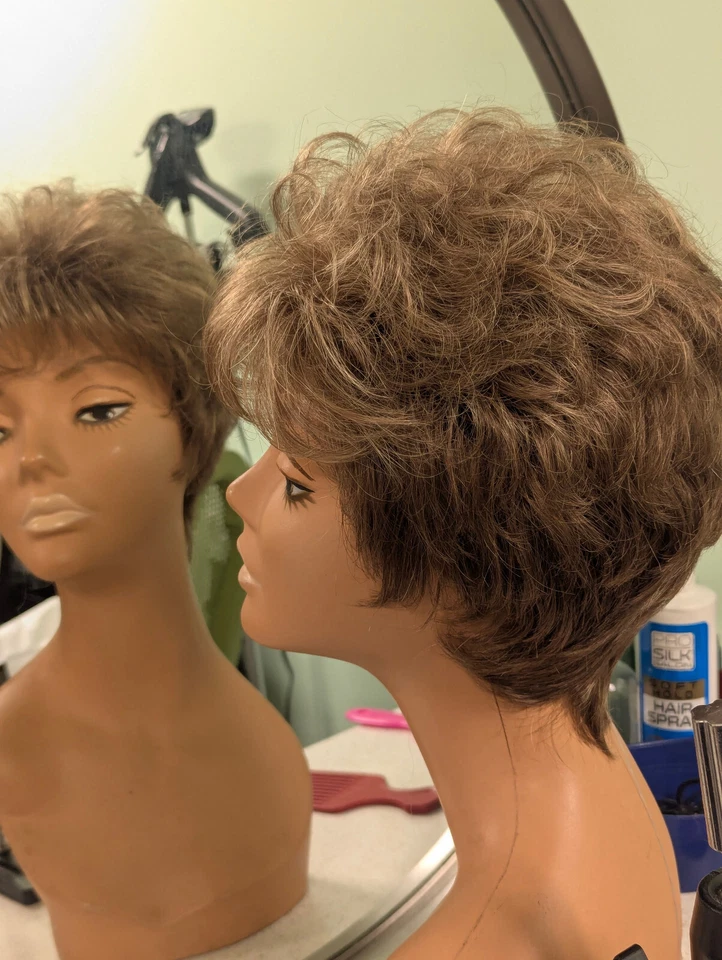 Peluca Jordan estilo Estetica en color R12/26H pixie con top rizado suave Foto 4 de 4