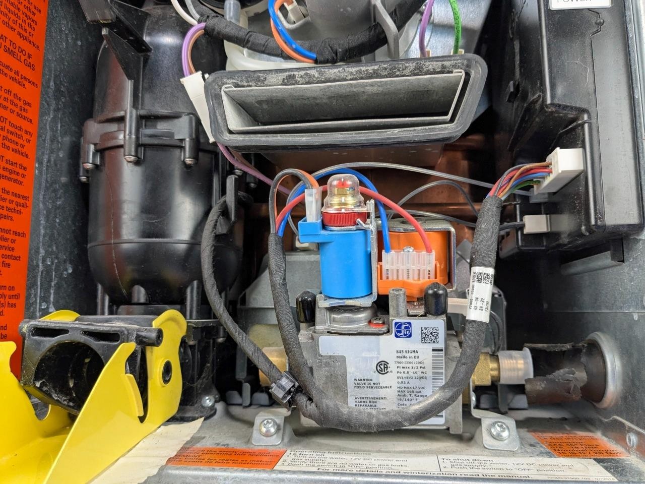 Truma DLE 60C Tankless Water Heater 12V DC RV Camper Motorhome Boat *TANK CRACK