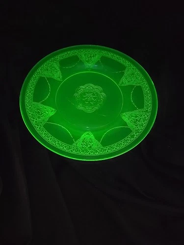 Vintage Federal Georgian LoveBirds Green Uranium Glass 8.5" Salad Luncheon Plate