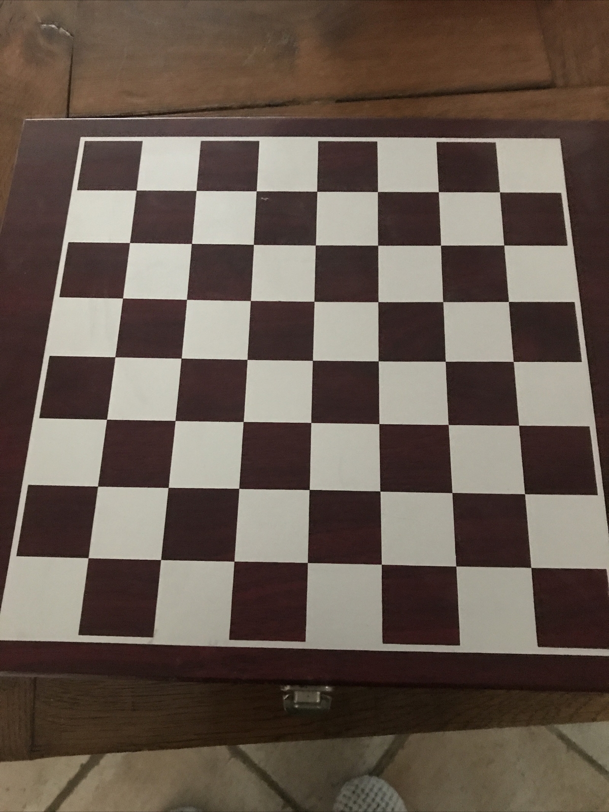 Coffret échecs et bouteille en bois pour des soirées dégustation réussies
