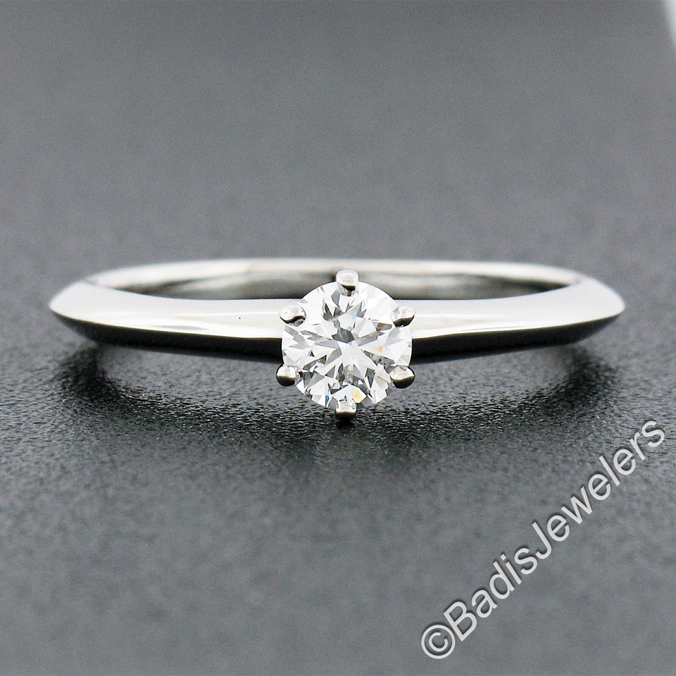 Clásico Tiffany & Co. Anillo de compromiso solitario de diamantes redondos de platino de 0,27 quilates Foto 2 de 4