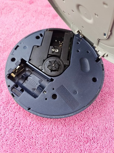 Panasonic SL-SV573J Portable AM/FM Radio CD/MP3 Player Discman ONLY RADIO WORKS - Picture 4 of 4