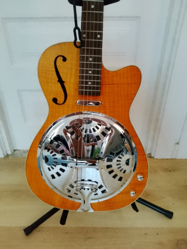 Resonator guitar acoustic/electric with single coil pick up