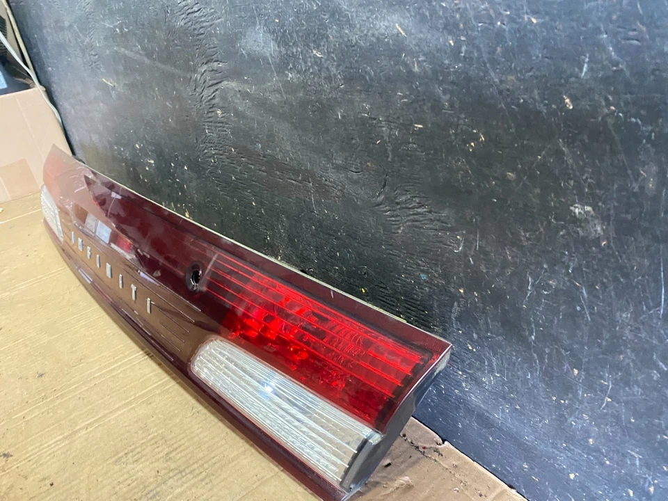 Infiniti i30 1996 a 1997 maletero trasero panel central luz trasera OEM T3981 DG Foto 2 de 4