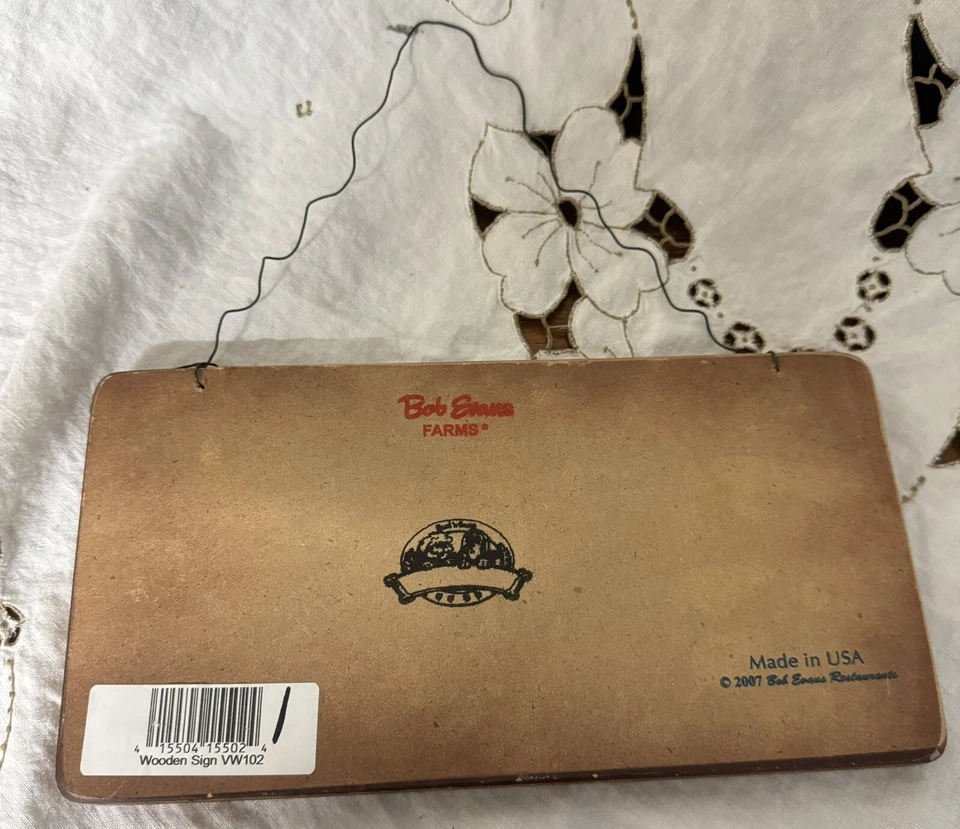 Letrero de madera vintage “Love Is The Patter Of Little Paws” MCM Farmhouse Foto 3 de 4