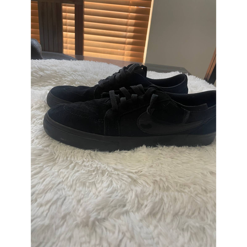 black nike suede