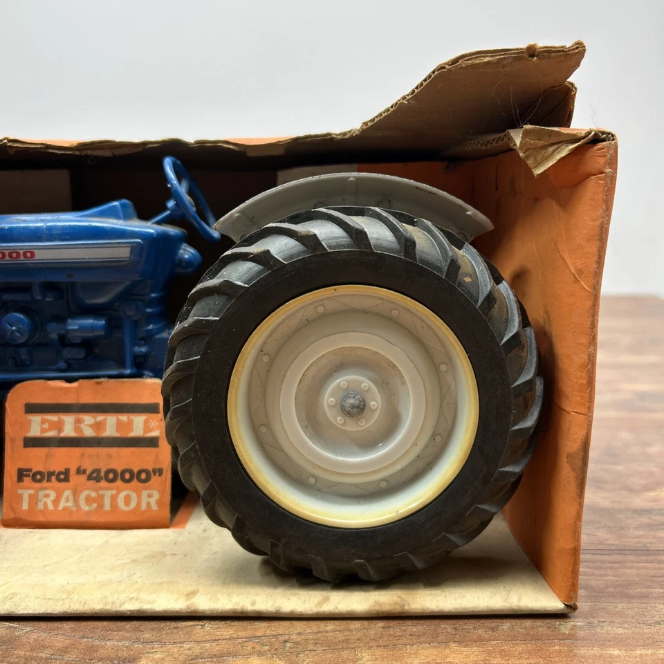 TRACTOR FORD 4000 11" DE COLECCIÓN ERTL AÑOS 70 Die Cast Metal Tractor Sin Pila Caja Naranja Foto 3 de 4
