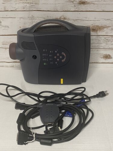 InFocus LP755 LCD Projector with CableWizard 3 Bundle With Case - Afbeelding 1 van 10