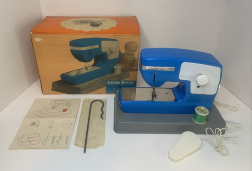 Little Betty Cherie Deluxe Electric Miniature Sewing Machine With Original Box - 第 1/23 張圖片