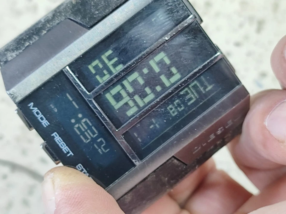 Diesel Watch DZ-7189 watch digtal working for part - Image 4 of 4