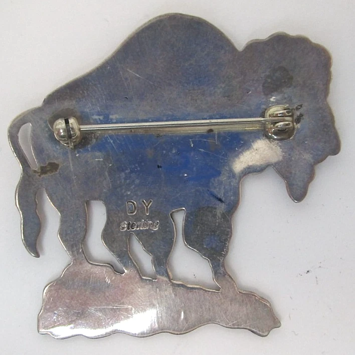 Prendedor de búfalo navajo vintage de plata esterlina grabado a mano firmado D.Y. Foto 3 de 4