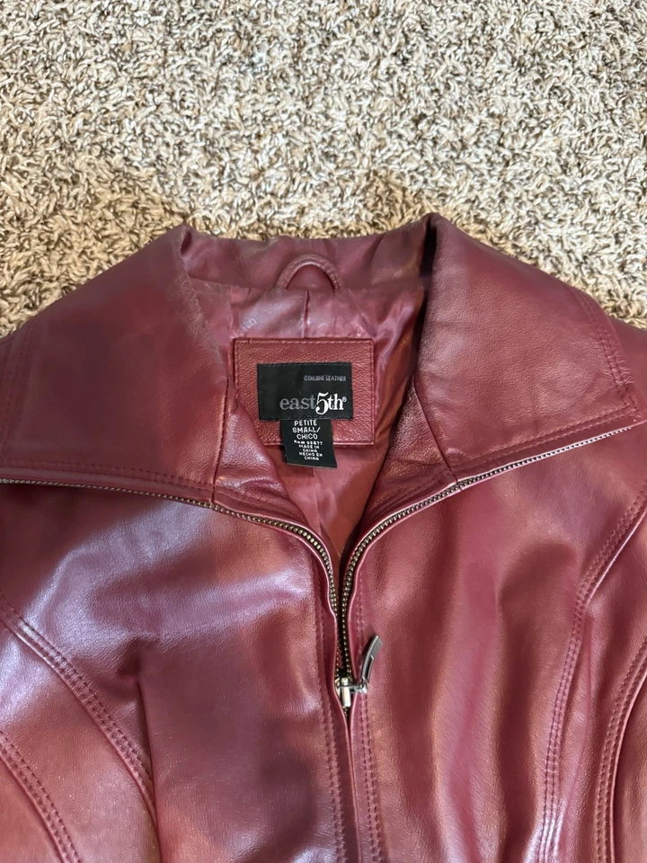 Chaqueta de cuero genuino roja East 5th para mujer con cremallera frontal pequeña pequeña Foto 4 de 4