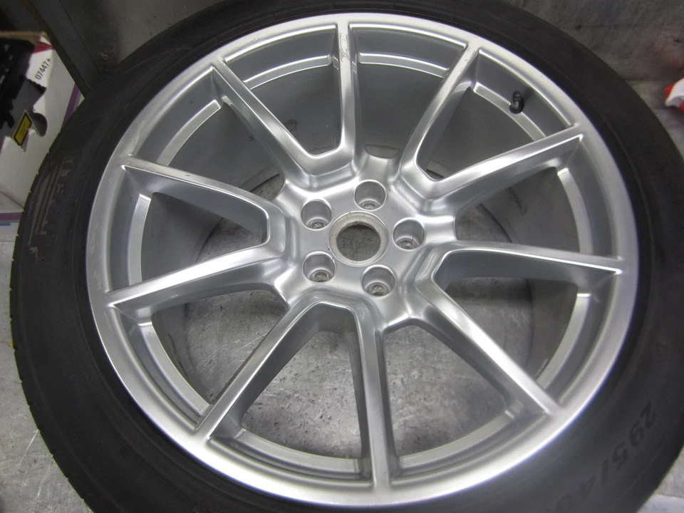 Porsche Macan 95 B Alufelge silber 10 x20 H2 ET 19 295/40 R20 95B601025BJ 88Z - Bild 2 von 4