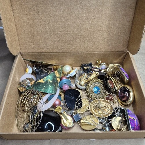 22 Pair Lot Of Vintage Clip On And Screw Back Earrings Costume Fashion Jewelry