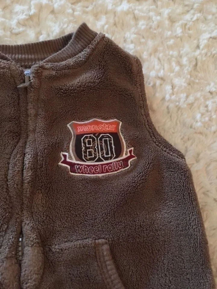 Chaleco polar marrón para bebés R Us niños Monster Wheel Rally 6-9 meses Foto 2 de 4