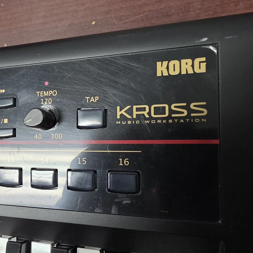 Teclado sintetizador estación de trabajo Korg KROSS 61 61 61 teclas - rojo/negro Foto 3 de 4