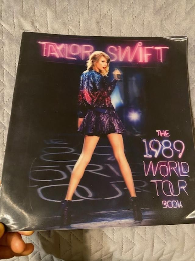 ミュージシャン TAYLOR SWIFT 1989 WORLD TOUR BOOK s-l400.jpg
