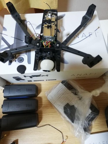Parrot Anafi Drone Quadricottero Molti Accessori Telecomando Leggero