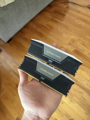 Corsair Vengeance 32 GB (2 x 16GB) 7000 MT/s CL34 RGB DDR5 RAM Intel XMP 3.0