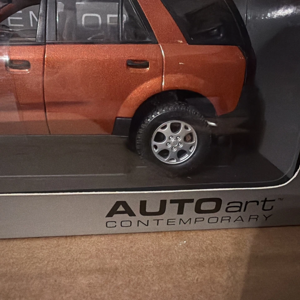 AUTOART 2002 SATURN VUE 1/18 SCALE NEW IN BOX - Image 2 of 4