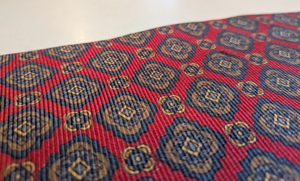 Corbata de seda Preswick & Moore estilo Madder antiguo roja con medallones azules y de bronce Foto 3 de 4