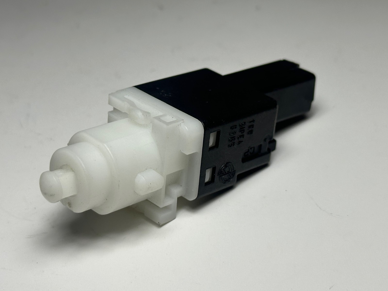 2008 - 2020 MASERATI BRAKE LIGHT PUSH BUTTON SWITCH 201957 OEM