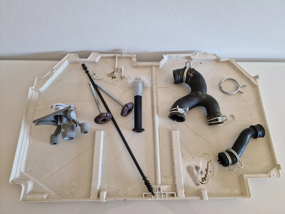 AEG Favorit 44010IM – Ersatzteilset: Unterboden, Füße, Schläuche & Kleinteile