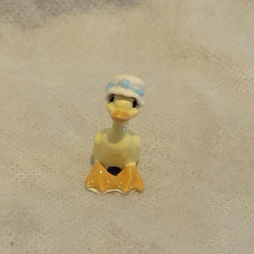 Vintage Hagen Renaker miniature sister goose in hat gosling