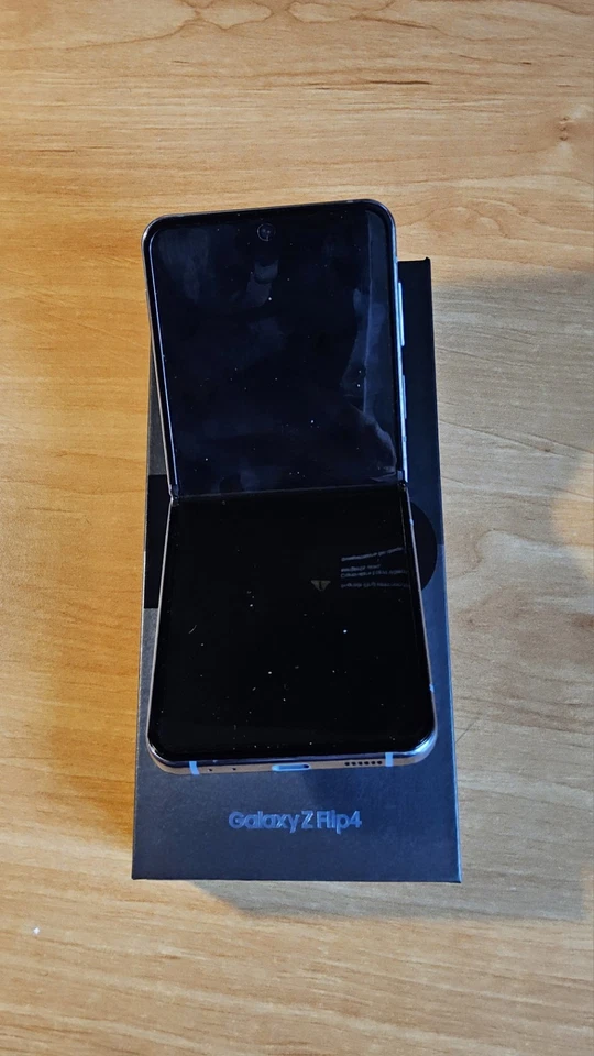 SAMSUNG GALAXY Z Flip4 BLUE 256GB SM-F721B READ DESCRIPTION - Immagine 3 di 4