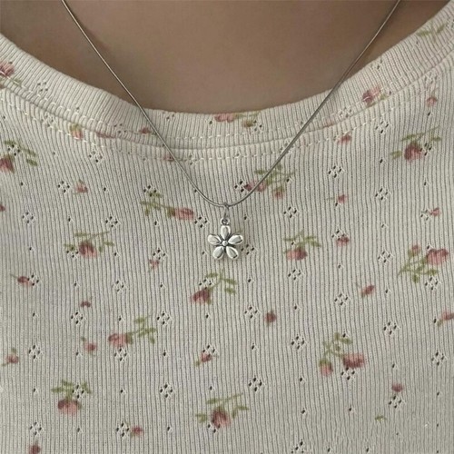 Stylish Floral Pendant Necklace Exquisite Women s Fashion Neck Jewelry Accessory - Picture 4 of 8