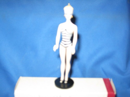MIB HALLMARK 1994 BARBIE DEBUT-1959 1ST SERIES KEEPSAKE ORNAMENT - Picture 2 of 3