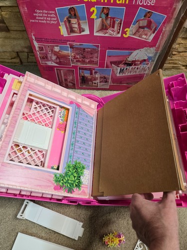 Vintage 1992 Mattel Barbie Fold 'n Fun casa delle bambole con scatola originale INCOMPLETO - Foto 10 di 18