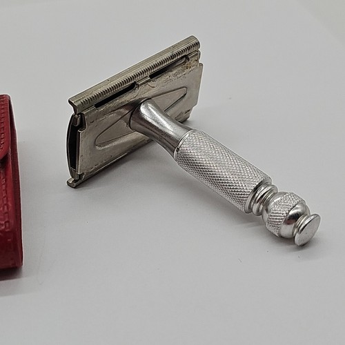 Vintage Gillette USA L4 Safety Tech Double Edge Travel Razor W/ Case & Blades - Picture 6 of 13