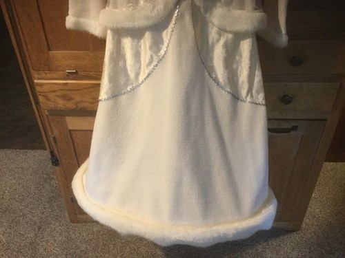 Pre Owned Rarget's SNOW QUEEN Dress/Cstume. Girls Med. 6-8. White with Cape. - Picture 4 of 11