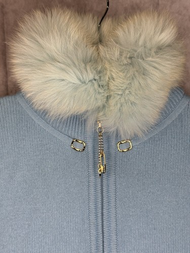 Conjunto de chaqueta St. John 100 % azul cachemir con capucha ribete de piel, pantalones joggers y top M/P - Imagen 4 de 24