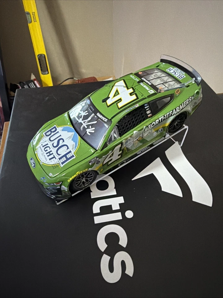 Светильник с автографом Кевина Харвика из Doitforthefarmers Busch 1:24 - Изображение 2 из 2