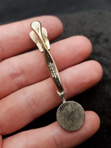 Old Vintage English Made Nippy Clip Dart In Enamel Dart Board Tie Bar Clip. - Picture 8 of 10