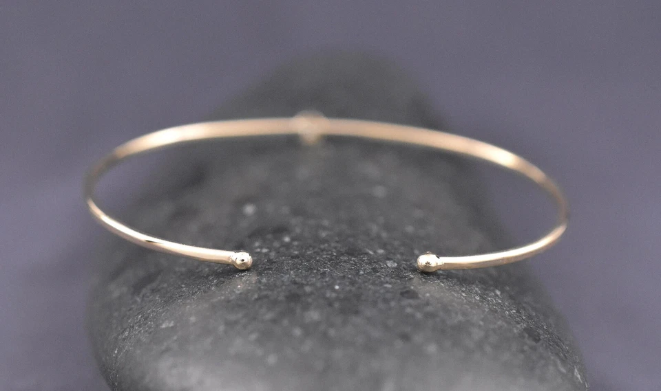 Brazalete brazalete solitario de diamantes naturales enchapado en oro amarillo de 7,5" Foto 2 de 4