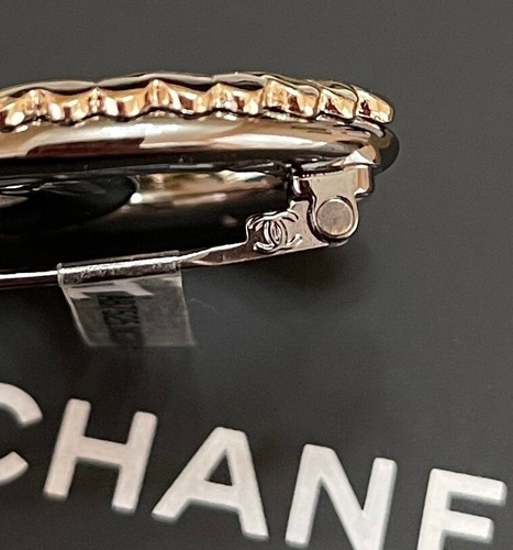 NEU UND VERPACKT authentische CHANEL große goldfarbene Herzen CC Logo Metall Brosche Anstecknadel 22C - Bild 6 von 12