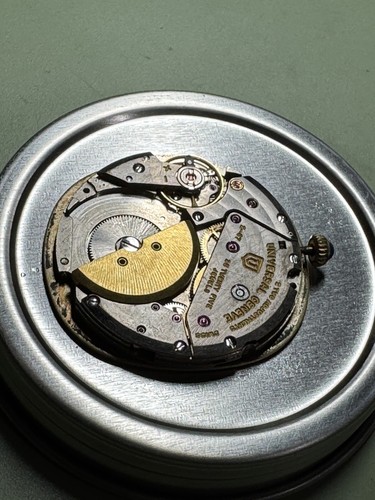 UNIVERSAL GENEVE cal. 2-67 MICRO ROTOR MOVEMENT / GOLDEN SHADOW DIAL and CROWN - Picture 9 of 9